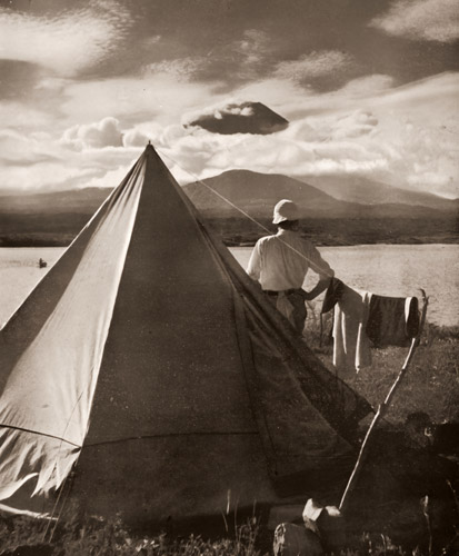 湖畔のキャンプ [中村立行, 1948年, 光画月刊 1948年12月号より] パブリックドメイン画像 