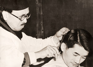 Haircut [Yohji Ichimura,  from ARS CAMERA June 1955] Thumbnail Images