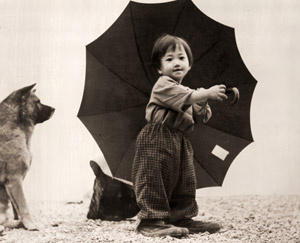 子供と傘 [大岩武, ARS CAMERA1955年6月号より]のサムネイル画像