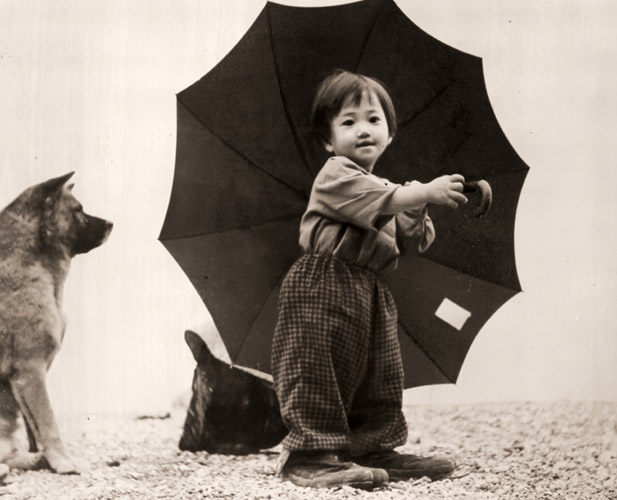 子供と傘 [大岩武, ARS CAMERA1955年6月号より] パブリックドメイン画像 