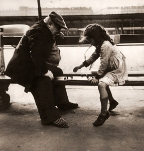 人間の家族 フランス(ボードゲームで遊ぶ親子） [フレッド・プラント, ARS CAMERA1955年6月号より]のサムネイル画像