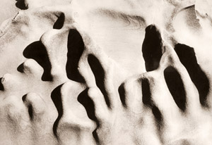 侵食された岩 その三 [河野徹, ARS CAMERA1955年6月号より]のサムネイル画像