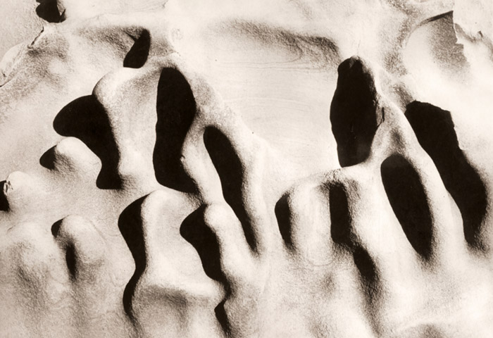 侵食された岩 その三 [河野徹, ARS CAMERA1955年6月号より] パブリックドメイン画像 