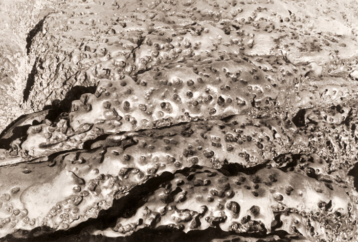 侵食された岩 その二 [河野徹, ARS CAMERA1955年6月号より] パブリックドメイン画像 