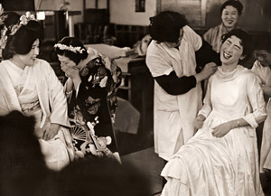 At a Beauty Parlour [Teiichi Kashihara,  from ARS CAMERA June 1955] Thumbnail Images