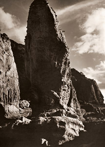 佛の首(北面） [生出匡, ARS CAMERA1955年6月号より]のサムネイル画像