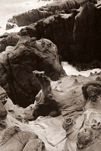 浸蝕された岩 [河野徹, ARS CAMERA1955年6月号より] パブリックドメイン画像 