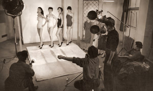 ファッション・モデル冬の陣 [大東元, 朝日新聞報道写真傑作集 1954より]のサムネイル画像