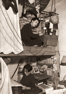 アルバイト学生の生活 [増島得男, 朝日新聞報道写真傑作集 1954より]のサムネイル画像