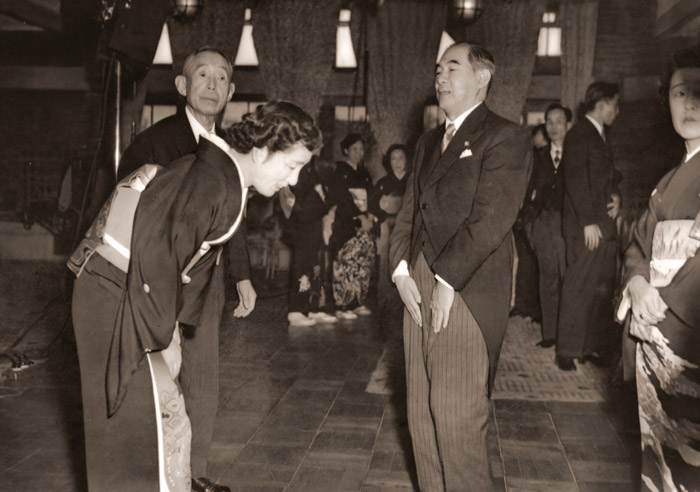 Just Married Wife of Envoy to Taipeh Thanks Well-Wisher [Kenji Okamatsu,  from Asahi Shimbun News Photography 1954]
