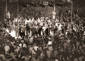 白井選手勝利の瞬間 [池辺重利, 朝日新聞報道写真傑作集 1954より]のサムネイル画像