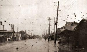 台風に吹き飛ぶ屋根板 [本田照夫, 朝日新聞報道写真傑作集 1954より]のサムネイル画像