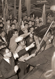 壇上につめよる労組員 [古川秀二, 朝日新聞報道写真傑作集 1954より]のサムネイル画像