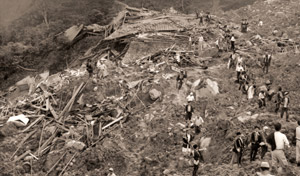 早雲山崩壊 [若林邦三, 朝日新聞報道写真傑作集 1954より]のサムネイル画像