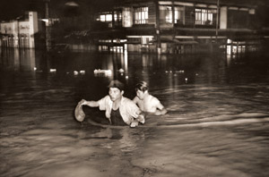 旅館街脱出の人達 [小柳春夫, 朝日新聞報道写真傑作集 1954より]のサムネイル画像