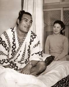 Reconvering Sumo Champ Chiyonoyama and Wife [Daiji Kanai,  from Asahi Shimbun News Photography 1954] Thumbnail Images