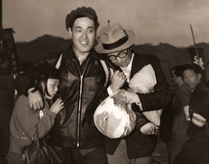 Reunion with Repats from Red China [Kozaburo Nose,  from Asahi Shimbun News Photography 1954] Thumbnail Images