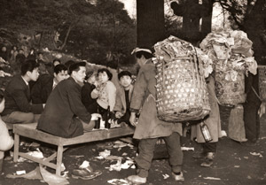 Cherry Picnickers and Ragmen [Naojiro Kurita,  from Asahi Shimbun News Photography 1954] Thumbnail Images