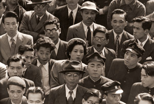 選挙速報板を見る顔 [大束元, 朝日新聞報道写真傑作集 1954より]のサムネイル画像