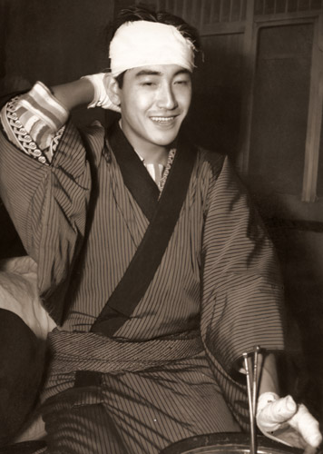 Movie Actor Koji Tsuruta Assaulted [Shotaro Asano,  from Asahi Shimbun News Photography 1954]