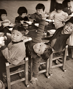 ちゃめな子たち [山浦正, カメラ毎日 1955年3月号より]のサムネイル画像