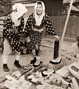 ハイヒールを買う大原女 [五反田利夫, カメラ毎日 1955年3月号より]のサムネイル画像