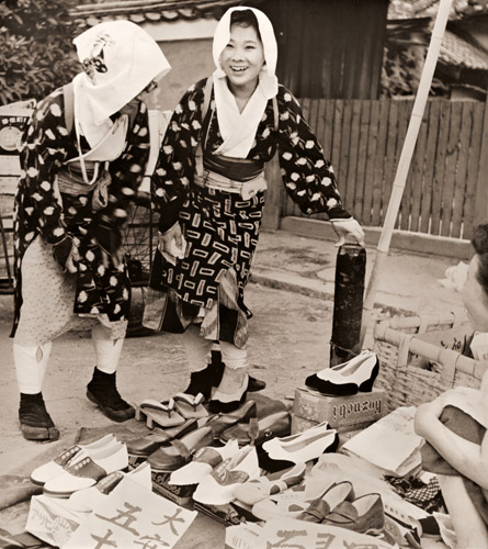 ハイヒールを買う大原女 [五反田利夫, カメラ毎日 1955年3月号より] パブリックドメイン画像 