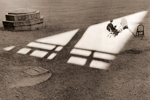 閑日(京都本願寺にて） [恒川信太郎, カメラ毎日 1955年3月号より]のサムネイル画像