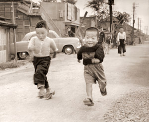 かけっこ [前田貴和, カメラ毎日 1955年3月号より]のサムネイル画像