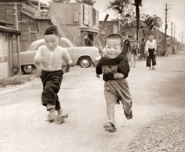 かけっこ [前田貴和, カメラ毎日 1955年3月号より] パブリックドメイン画像 