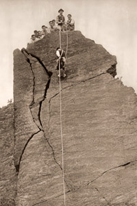 ボクらも岩のぼり 2 [中一, カメラ毎日 1955年3月号より]のサムネイル画像