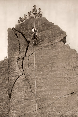 ボクらも岩のぼり 2 [中一, カメラ毎日 1955年3月号より] パブリックドメイン画像 