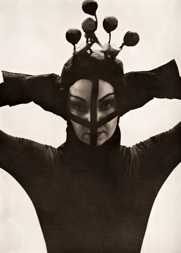 マルシャン＝ミスコヴィッチ・バレエ団  「ル・コンバ」のサラセンの娘コリンダになったマルシャン [吉村正治, カメラ毎日 1955年3月号より] パブリックドメイン画像 