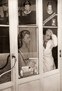 ローマの床屋 [アンリ・カルティエ＝ブレッソン, カメラ毎日 1955年3月号より]のサムネイル画像