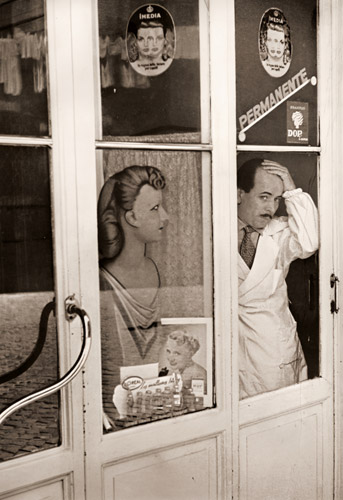 ローマの床屋 [アンリ・カルティエ＝ブレッソン, カメラ毎日 1955年3月号より] パブリックドメイン画像 