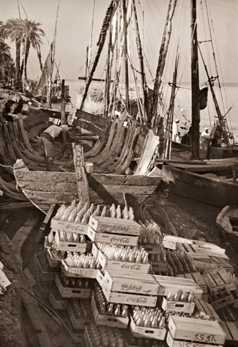ルクゾールの旧ナイル河岸で [アンリ・カルティエ＝ブレッソン, カメラ毎日 1955年3月号より] パブリックドメイン画像 