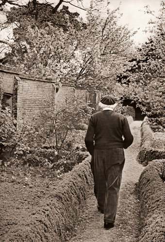 自庭のオーガスタス・ジョーン [アンリ・カルティエ＝ブレッソン, カメラ毎日 1955年3月号より] パブリックドメイン画像 