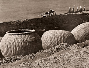 Baskets by the Sea [Okito Kawashima,  from Camera Mainichi October 1955] Thumbnail Images