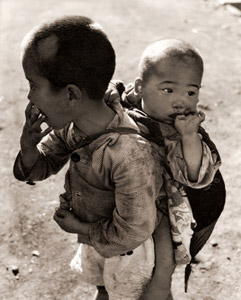 兄弟 [早崎治, カメラ毎日 1955年10月号より]のサムネイル画像