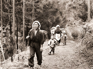 山里の子ら [野田宇太郎, カメラ毎日 1955年10月号より]のサムネイル画像