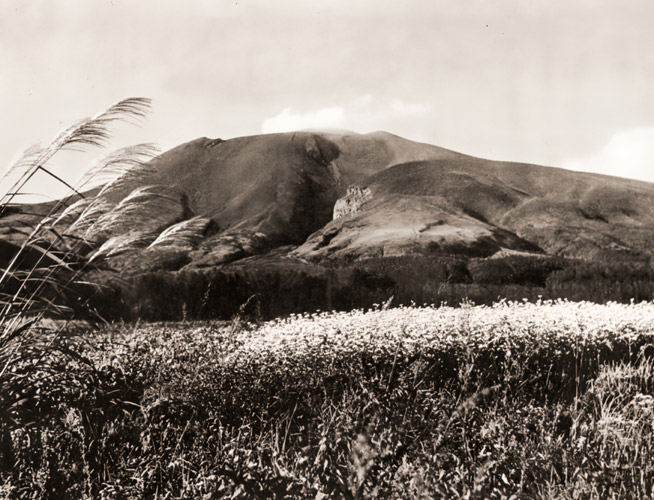 秋の浅間山 [柴崎高陽, カメラ毎日 1955年10月号より] パブリックドメイン画像 