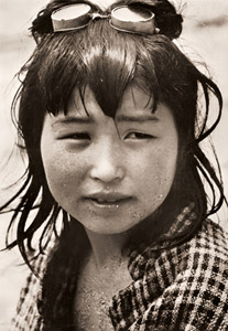 漁村の子供 [長沼哲夫, カメラ毎日 1955年10月号より]のサムネイル画像
