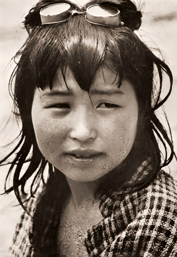漁村の子供 [長沼哲夫, カメラ毎日 1955年10月号より] パブリックドメイン画像 