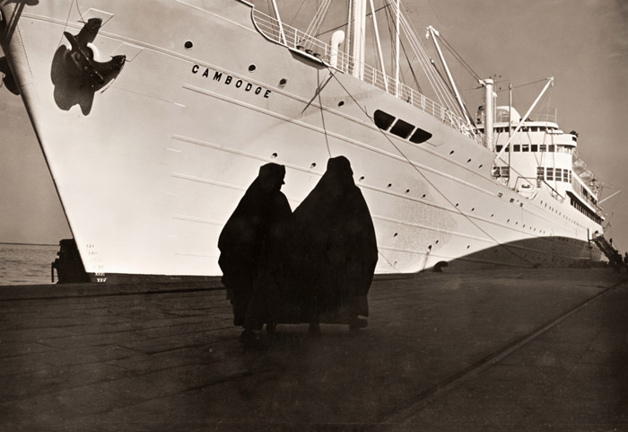 修道尼と船 [福田勝治, カメラ毎日 1955年10月号より] パブリックドメイン画像 