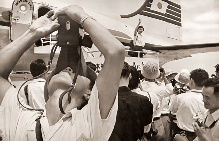 カメラ空港にゆく [吉村正治, カメラ毎日 1955年10月号より] パブリックドメイン画像 