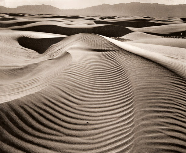 白い砂漠 [ブレット・ウェストン, 1946年, カメラ毎日 1955年10月号より] パブリックドメイン画像 
