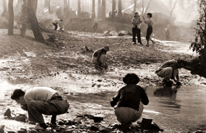 キャンプ場の朝 [佐久間寛, カメラ毎日 1956年1月号より]のサムネイル画像