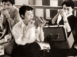 装う女 [三木栄一, カメラ毎日 1956年1月号より]のサムネイル画像