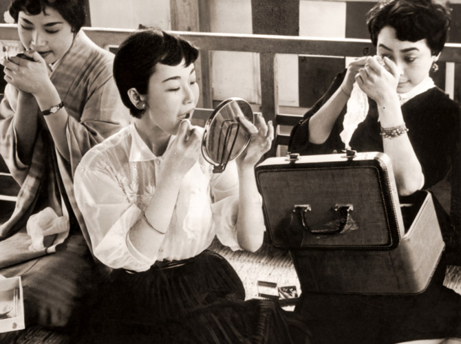 装う女 [三木栄一, カメラ毎日 1956年1月号より] パブリックドメイン画像 