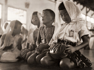 小さな信者たち [高倉恒雄, カメラ毎日 1956年1月号より]のサムネイル画像